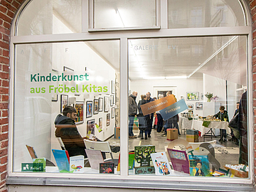 Vernissage: Fröbel-Kinder zeigten am Samstag, 17. Januar, ihre Kunstwerke in der AFF Galerie in Berlin-Friedrichshain. Familien sind eingeladen zum Staunen und Mitmachen (Fotos: Fröbel e.V./Juliane Rößler)
